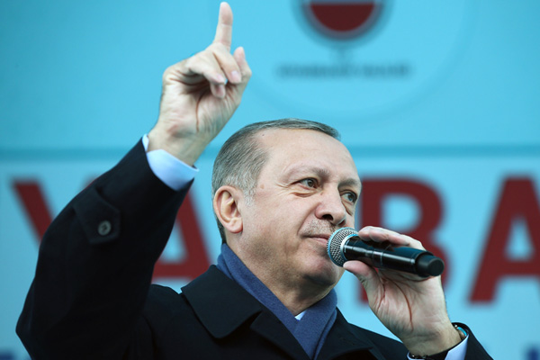 Erdoğan'dan gençlere: Onlar Kandil'e gönderiyor, biz sizi parlamentoya çağırıyoruz