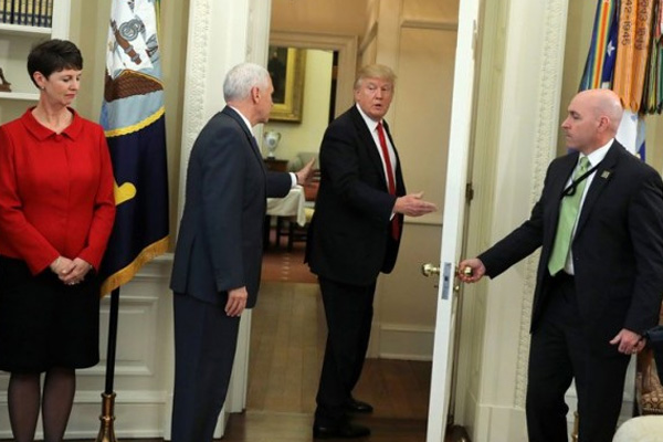 Trump kararnameyi imzalamadan odadan çıktı! Oval Ofis'te ilkler yaşanıyor...