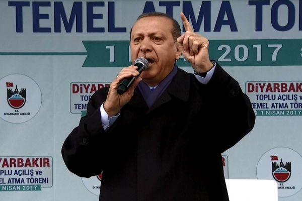 Erdoğan: Alman polis araçlarında terör örgütünün mensupları oturuyor