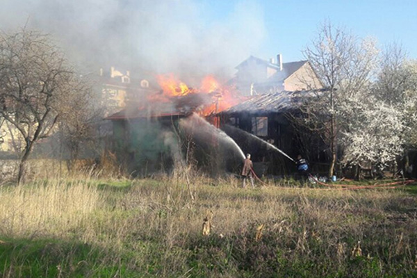Bolu’da ahşap ev alev alev yandı