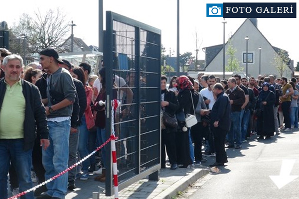 Almanya'daki sandıklarda uzun kuyruklar oluştu