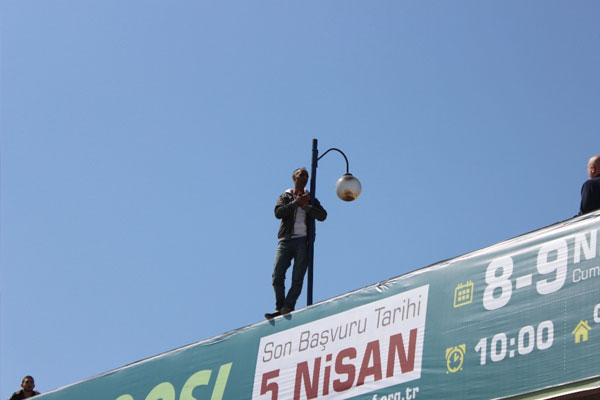 İstanbul istikametini kilitleyen intihar girişimi