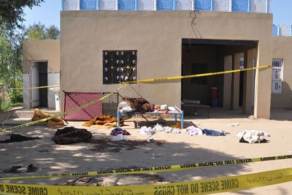 Pakistan'da türbe bekçisi 20 ziyaretçiyi öldürdü