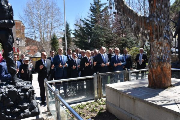 Bahçeli Ülkücü Şehitler Anıtı'nı ziyaret etti