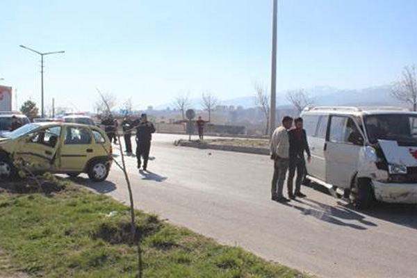 Niğde'de otomobiller kafa kafaya çarpıştı: 2 yaralı