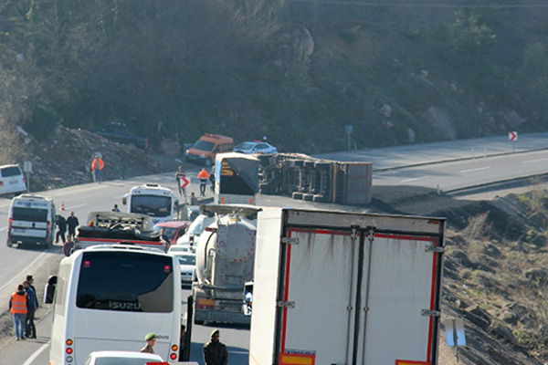Tır devrildi, trafik kapandı