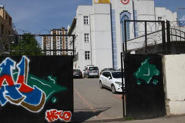 Öğretmene kızıp ikinci kattan atladı