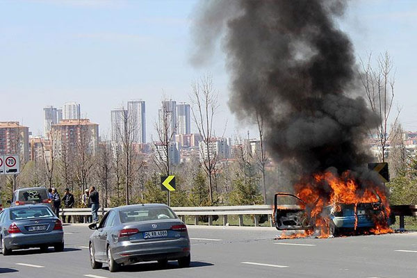 Seyir halindeki otomobil yandı