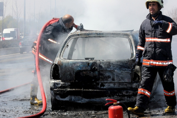 Seyir halindeki otomobil alev aldı