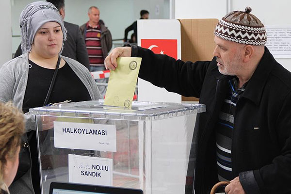 Hollanda'da oy verme işlemi başladı