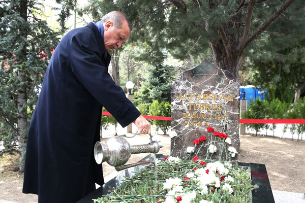 Erdoğan’dan Türkeş’in mezarına ziyaret