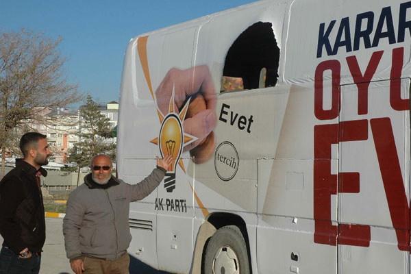 AK Parti’nin seçim otobüsüne saldırı