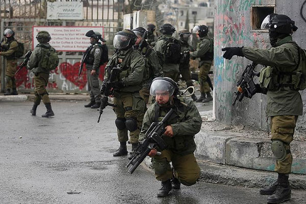 İsrail 24 Filistinliyi gözaltına aldı