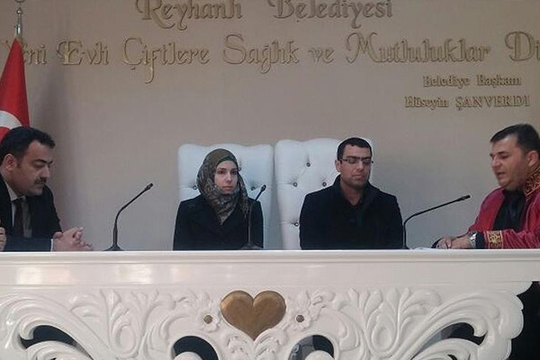 Öğretmen çift, düğün yapacakları bütçeyle 156 yetimi giydirdi