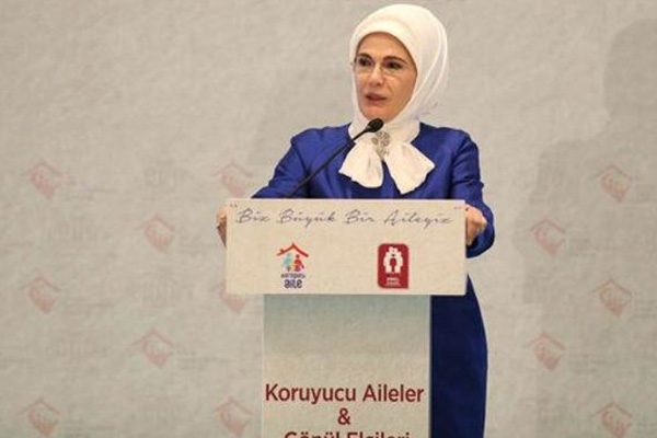 Emine Erdoğan, İstanbul’da koruyucu ailelerle buluştu