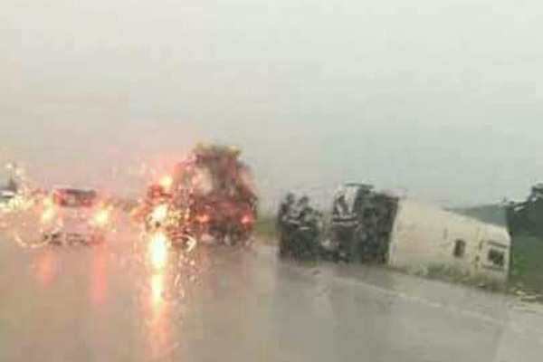 Mitinge giden otobüs devrildi: Ölüler var