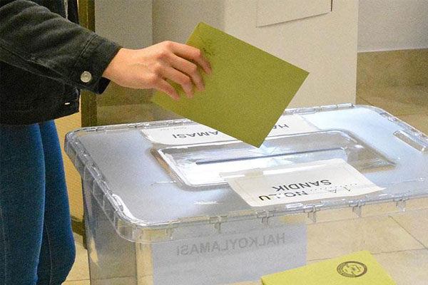 Kırgızistan'daki Türkler sandık başında