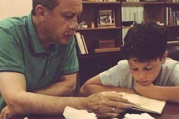 Erdoğan, torununa Kur'an öğretirken çekilen fotoğrafı anlattı