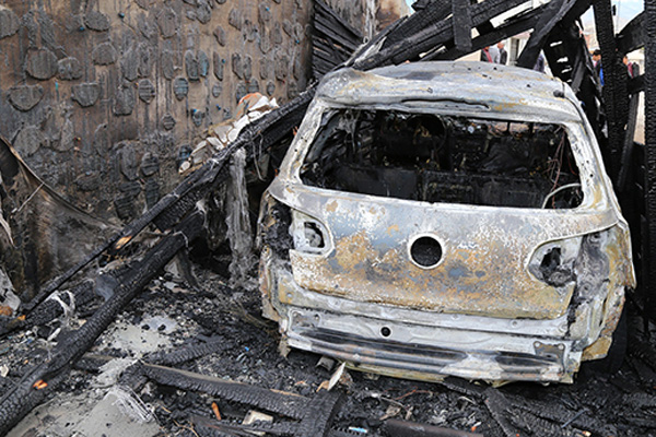 Sigara izmariti lüks aracı küle çevirdi!