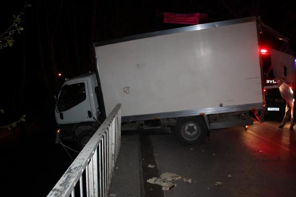 Kamyonet köprüde asılı kaldı