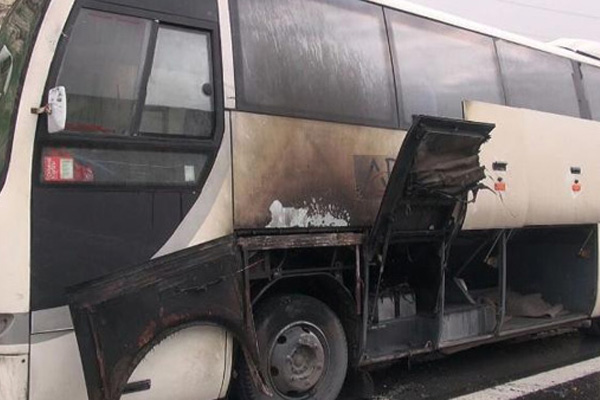 Sakaryaspor taraftarını taşıyan midibüs alev aldı