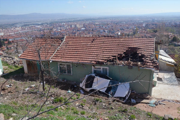 Otomobil evin üstüne uçtu