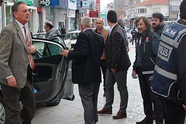 CHP'li Bozkurt'u protesto ettiler: 'Hadi denize dök bizi!'