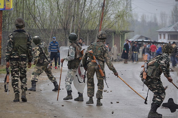 Keşmir'de kalabalığa ateş açıldı: 8 ölü