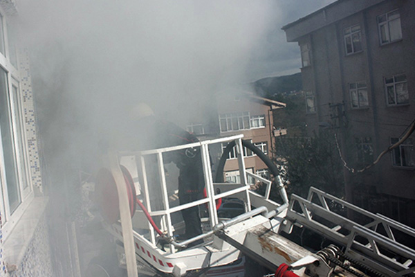 Yanan eve giren anne 4 çocuğunu kurtardı