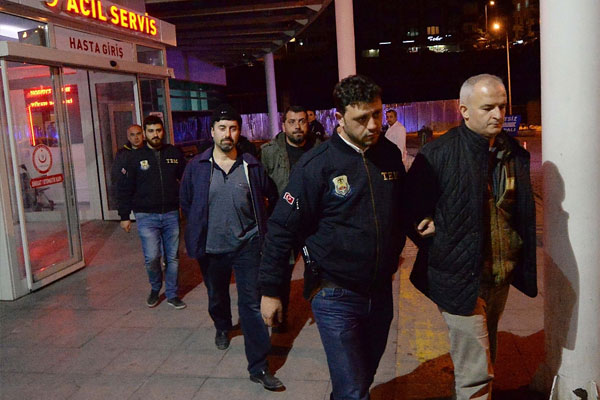 FETÖ’den aranan 3 ‘abi’ saklandıkları evde yakalandı