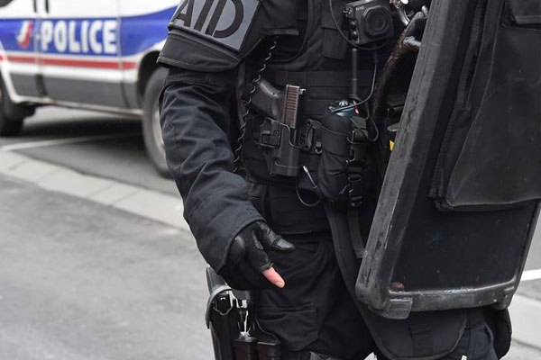 Fransız polisi elektrikli testereli palyaço arıyor