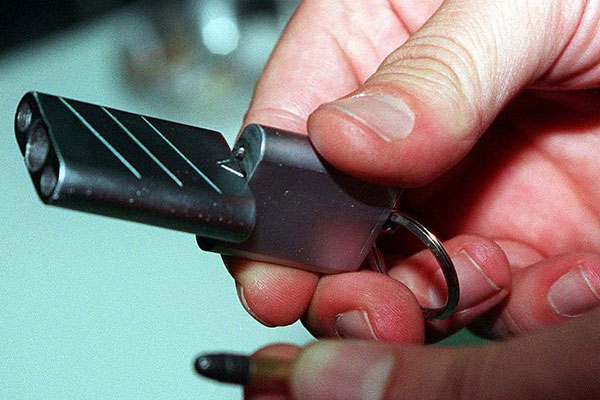 Adliyeye anahtarlık şeklinde silahla girmeye çalıştı