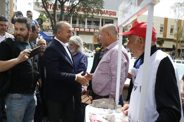 Çavuşoğlu 'hayır' standını ziyaret etti