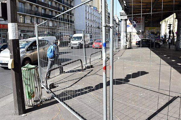 Paris'te sığınmacılara 'tel çit engeli'