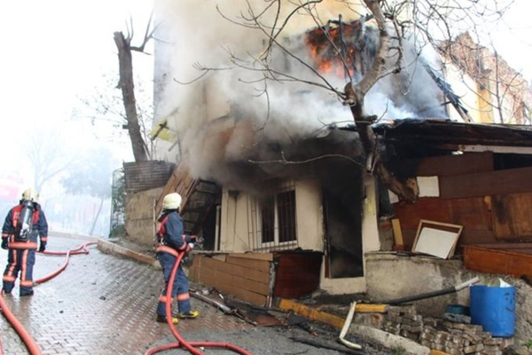 Beyoğlu'nda 3 katlı ahşap binada yangın