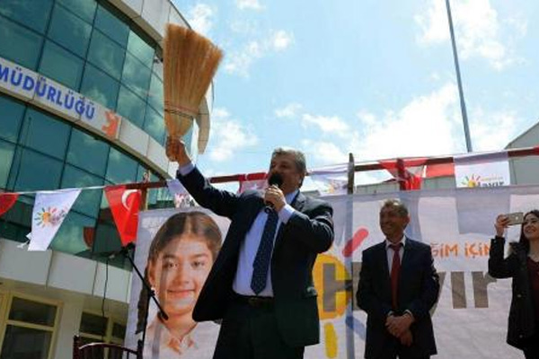 CHP'li Balbay'dan süpürgeli 'hayır' mitingi