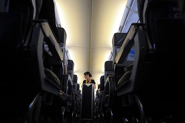 Uçakta sigara içen yolcu karakolluk oldu