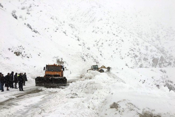 Karayoluna çığ düştü