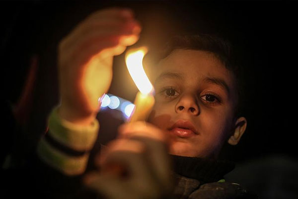 Gazze'de 'mumlu' protesto