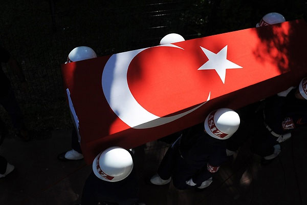 Uçurumdan düşen binbaşı şehit oldu