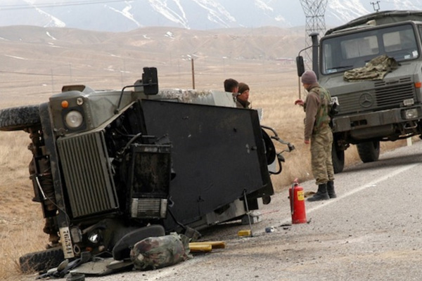 Çukurca'da askeri araç kaza yaptı