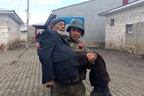 Asker, yaşlı adamı oy kullanmaya kucağında götürdü
