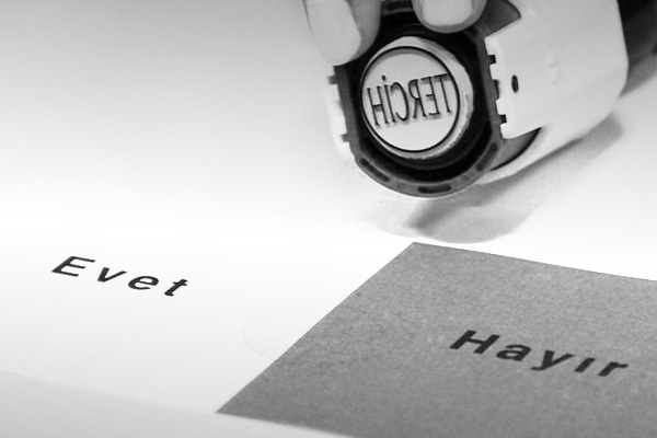 Türkiye yeni anayasa referandumu için sandık başına gitti