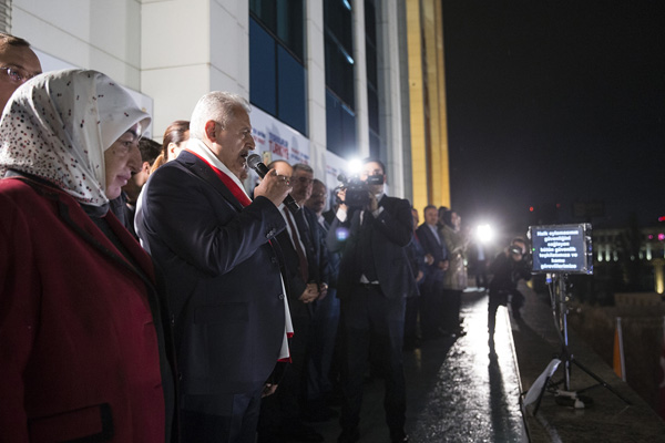 Başbakan Yıldırım balkon konuşmasını yaptı