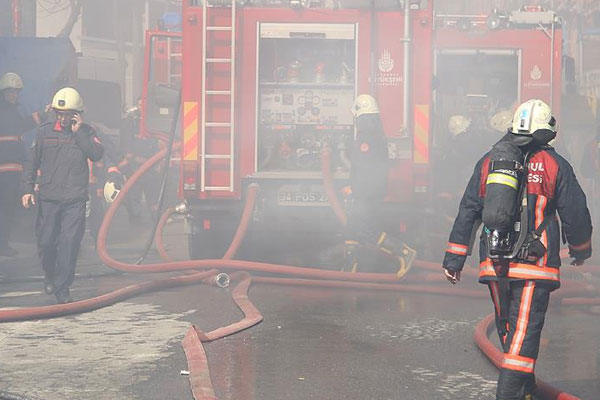 İstanbul'da alışveriş merkezinde yangın çıktı