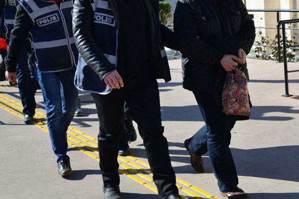 FETÖ'nün 'Mahrem imamları'yla bağlantılı 13 askere gözaltı