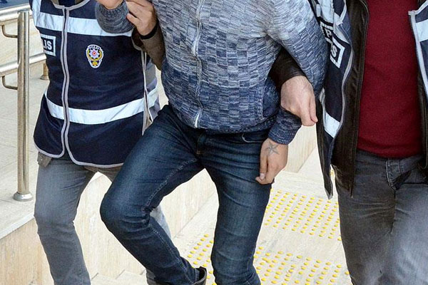 İzmir'de Cumhurbaşkanı'na hakaret eden grup gözaltında