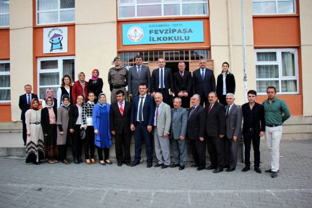(Özel haber) Kaymakam her sabah bir okulda öğrenciler ile kitap okuyor