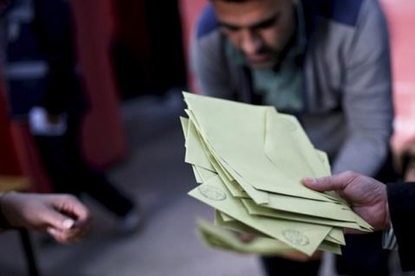 Merkel'in iktidar ortağından 'çifte vatandaşlık kaldırılsın' çağrısı