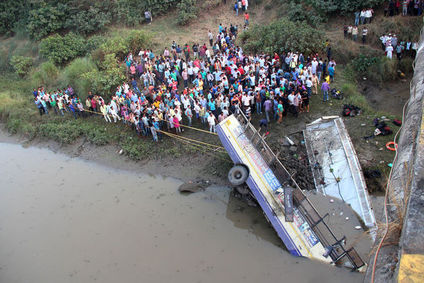 Hindistan'da otobüs nehre uçtu